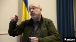 Министр обороны Украины Алексей Резников беседует с корреспондентом агентства "Рейтер" в Киеве, 10 ноября 2022 года