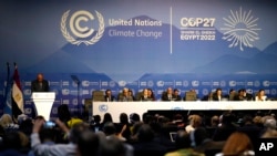 Президент COP27 Самех Шукри выступает на пленарном заседании конференции. Египет, Шарм-эш-Шейх, 6 ноября 2022 г. 