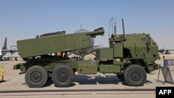 Американская ракетная установка M142 HIMARS на летном поле авиасалона Dubai Airshow 2021 года