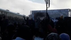 Участники митинга в Петербурге скандируют лозунг Бориса Немцова